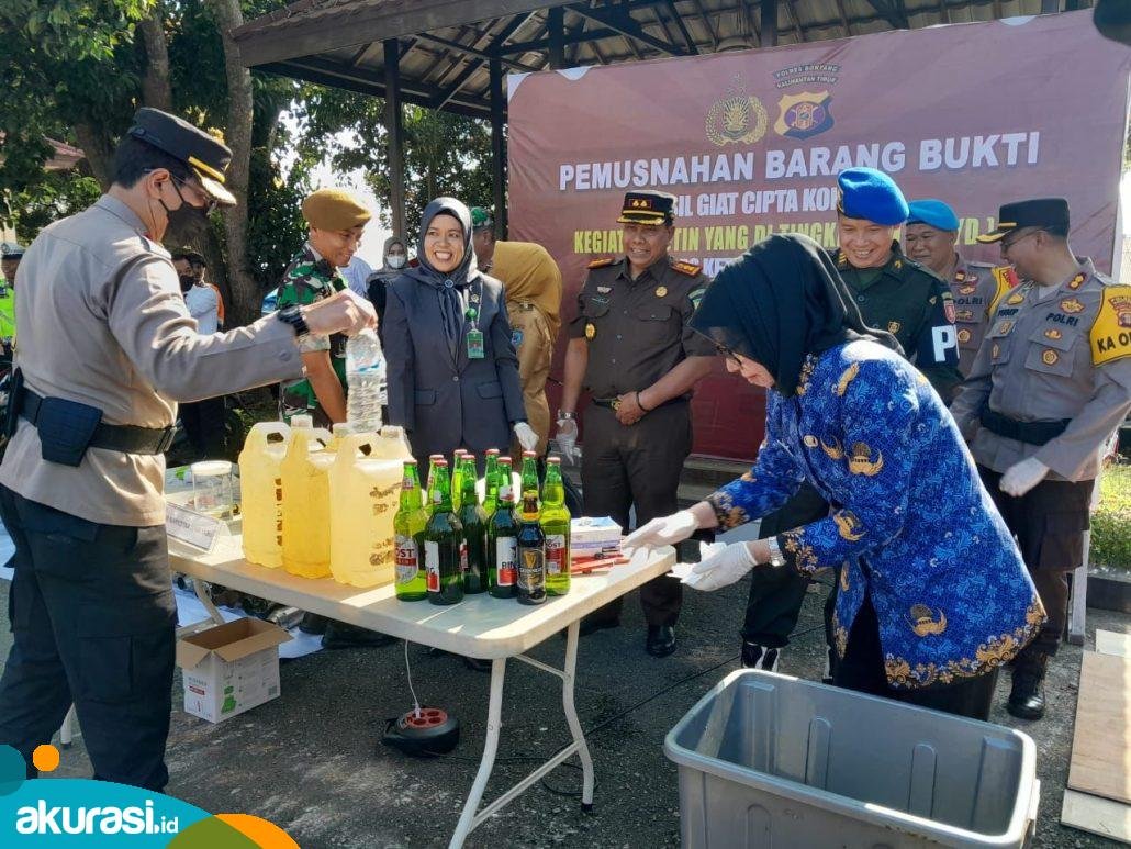 Polres Bontang musnahkan ratusan liter miras. Proses pemusnahan barang bukti hasil sitaan Polres Bontang. (Fajri/Akurasi.id)