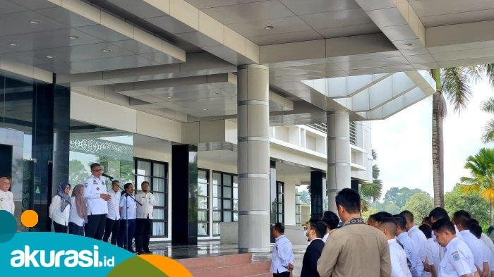 Wali Kota Bontang Basri Rase saat memberikan arahan kepada pegawai. (Ist)