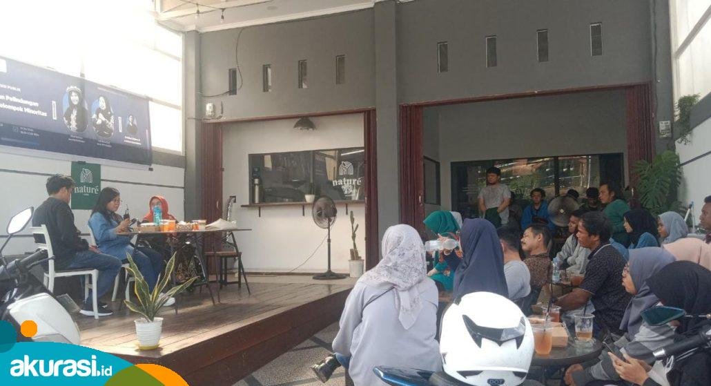 Suasana diskusi publik di di Cafe Nature By Orca Jl. Pemuda 2 Samarinda. (Muhammad Zulkifli/akurasi.id)