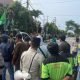 Serikat Buruh saat menggelar demonstrasi di simpang Ramayana Bontang. (Fajri/Akurasi.id)