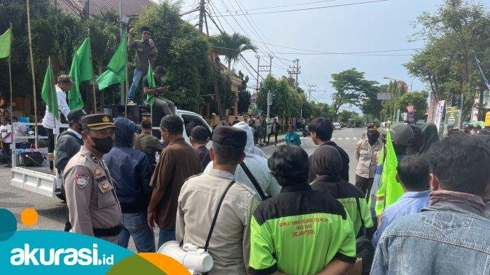 Serikat Buruh saat menggelar demonstrasi di simpang Ramayana Bontang. (Fajri/Akurasi.id)