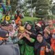 Wali Kota Bontang bersama petugas kebersihan memegang piala Adipura Kencana. (Fajri/Akurasi.id)