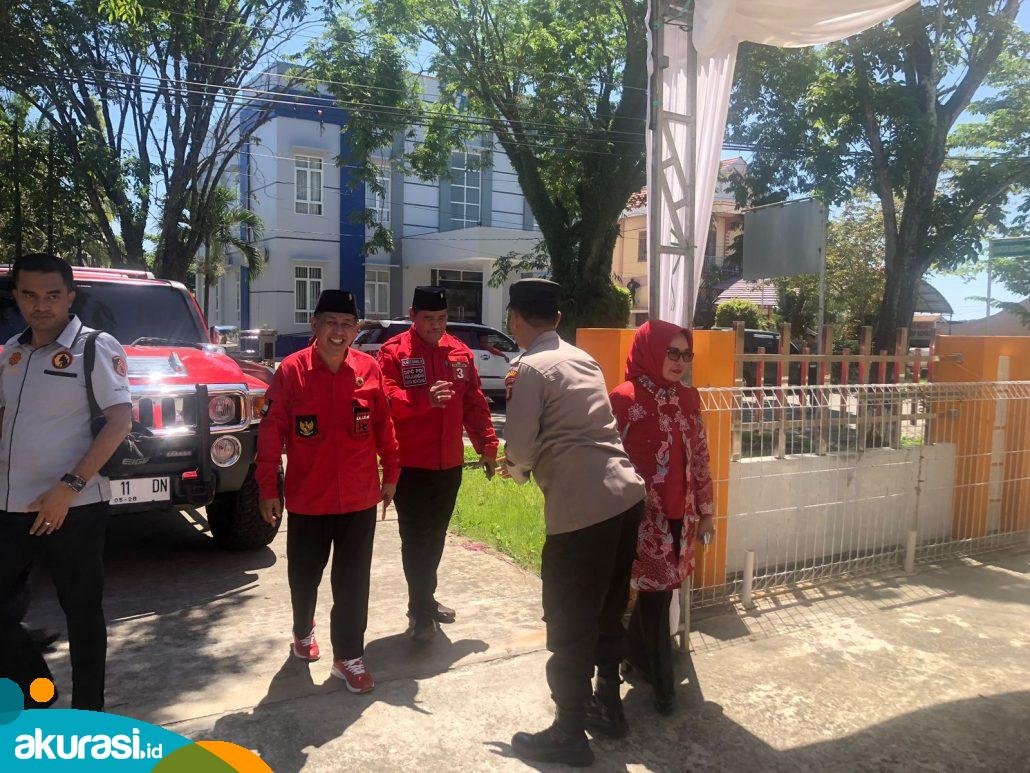 Ketua DPC PDIP Bontang Didampingi Kadernya saat mendatangi KPU. (Fajri/Akurasi.id)