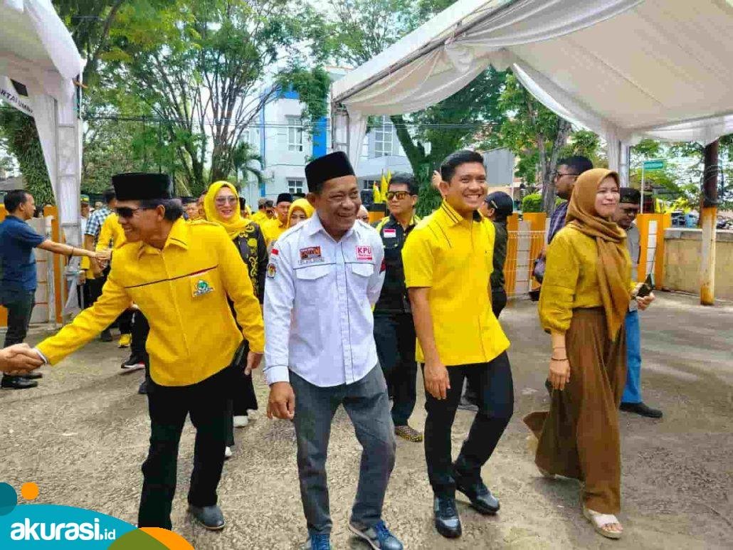 Dewan Pimpinan Daerah (DPD) II Partai Golkar Bontang saat mendaftarkan bacaleg di KPU. (Fajri/Akurasi.id)