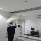 Kepala Instalasi Radioterapi Samuel Kelvin Ruslim Saat Menunjukan LINAC Sebagai Alat Penyinaran Radiasi Terhadap Pasien Kanker. (Muhammad Zulkifli/Akurasi)