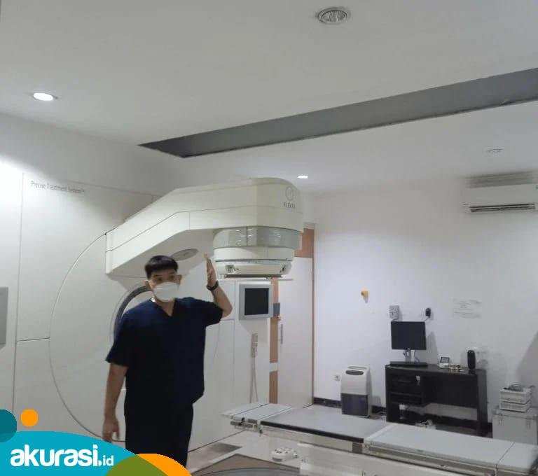 Kepala Instalasi Radioterapi Samuel Kelvin Ruslim Saat Menunjukan LINAC Sebagai Alat Penyinaran Radiasi Terhadap Pasien Kanker. (Muhammad Zulkifli/Akurasi)