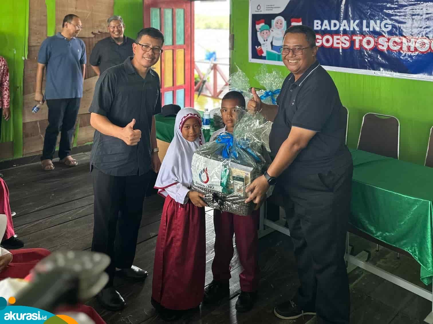 Badak LNG Goes to School SD Negeri 015 Selangan, Serahkan Bantuan Perlengkapan Sekolah