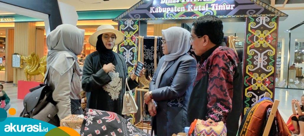 Desainer Senior Ida Royani Taruh Minat Kembangkan dan Promosikan Kain Tenun Rakat Khas Kutim
