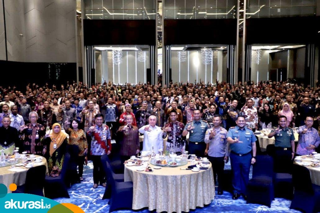 Gubernur Kaltim Isran Noor foto bersama dalam agenda penyerahan penghargaan Proper, Adiwiyata dan Kalpataru. (Dok Diskominfo Kaltim)