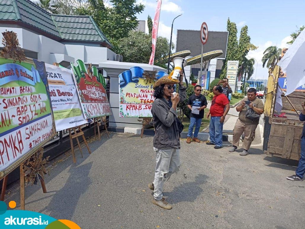 Buntut Harga Tiket Mahal, Pelaj Berau Demo di Depan Kantor Gubernur