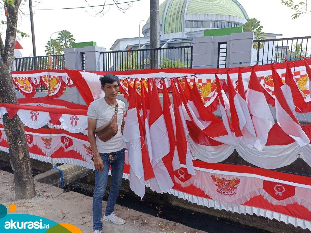 Pedagang Bendera Musiman di Samarinda Mulai Berguguran