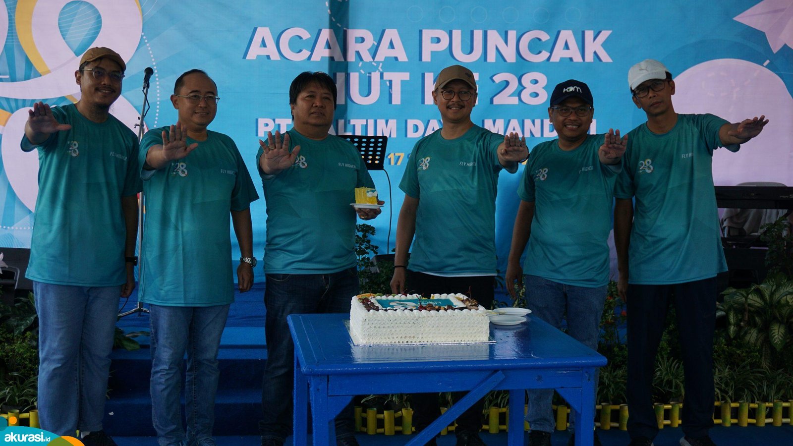 Diguyur Hujan, Puncak Hari Jadi ke-28 PT KDM Tetap Meriah