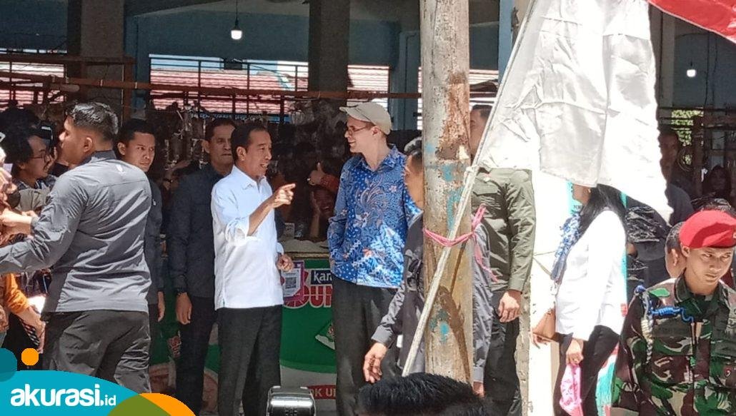 Presiden Jokowi Bagi-Bagi Sembako hingga Uang Tunai untuk Pedagang Pasar Merdeka
