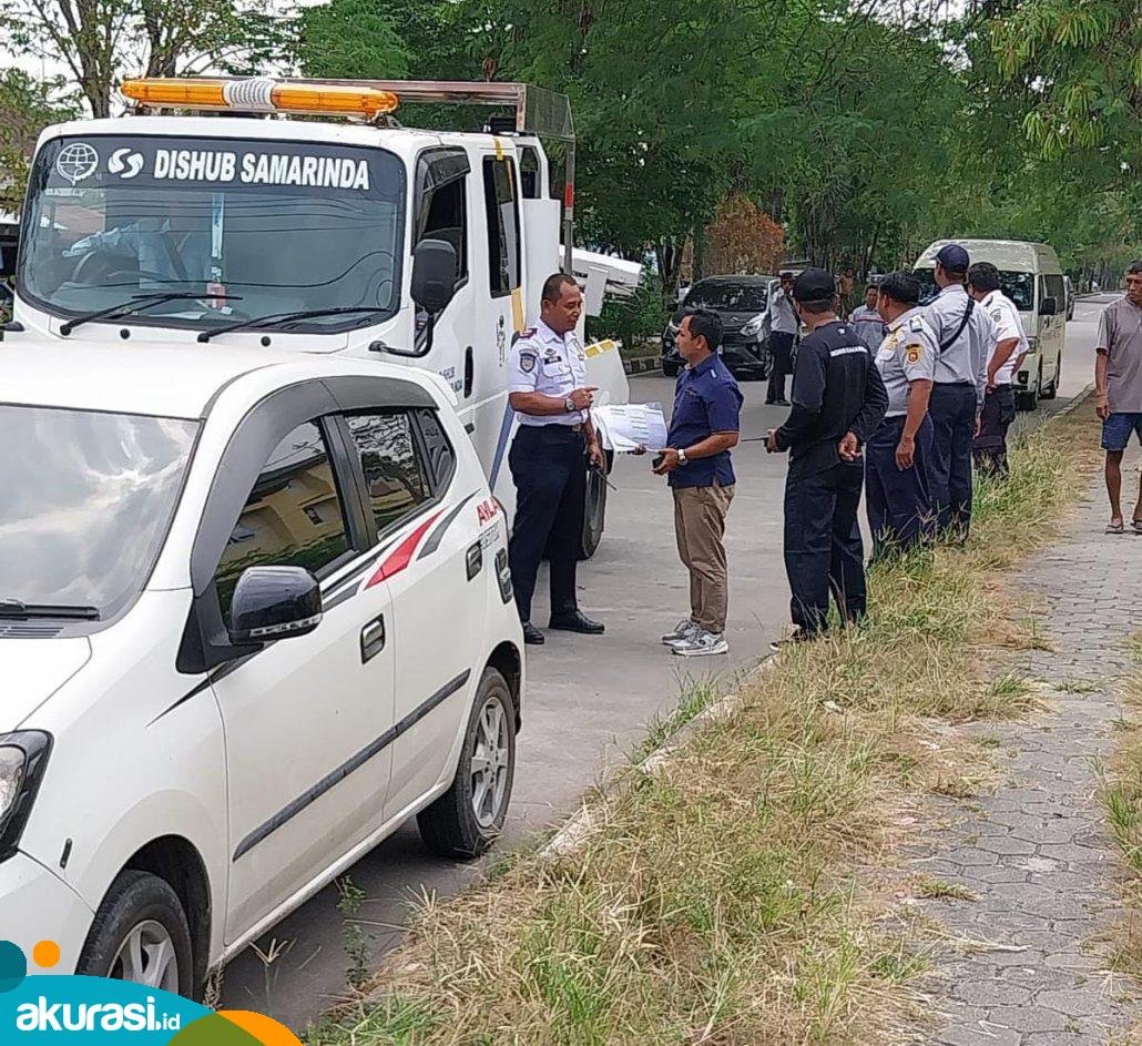 Enggan Ditertibkan, Para Sopir Travel Masih Pilih Parkir di Islamic Center