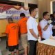 6 orang tersangka diamankan Polres Bontang karena menyelewengkan BBM subsidi. Kasus pengetap ini terbongkar usai aparat melihat tersangka RS melakukan penumpahan BBM subsidi di ruko miliknya yang berada di Jalan Imam Bonjol. https://kaltim.akurasi.id/news/hukum-kriminal/kompak-pengetap-dan-pegawai-spbu-selewengkan-bbm-subsidi-di-bontang-6-orang-diamankan/