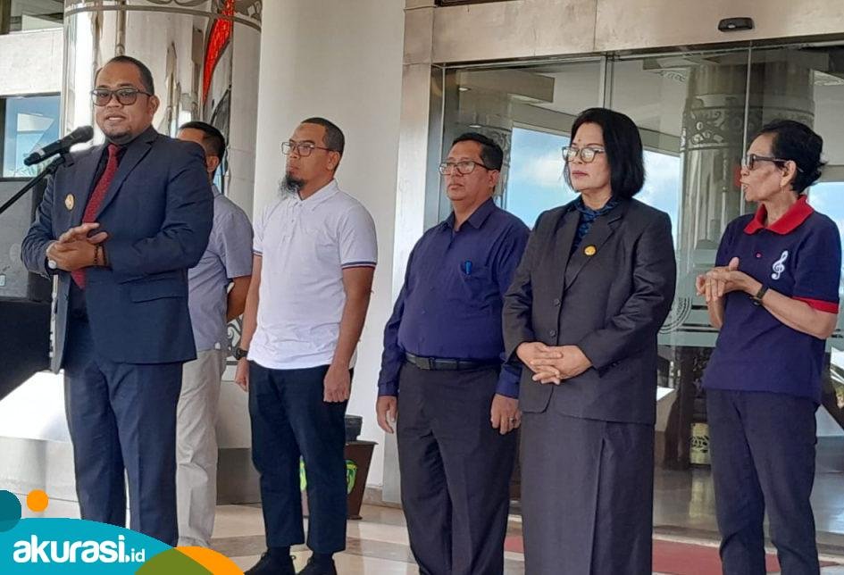 Wabup Kutim Kasmidi Bulang beri sambutan sebelum melepas keberangkatan kontingen Pesparawi Kutim. (ist)