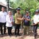 Disbun Kaltim Bantu Bibit Karet dan Pupuk untuk Desa Handil Terusan
