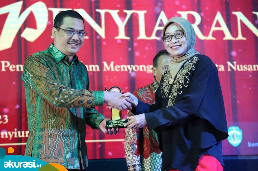 Selamat! Faisal Terima Penghargaan Tokoh Peduli Penyiaran di KPID Award 2023