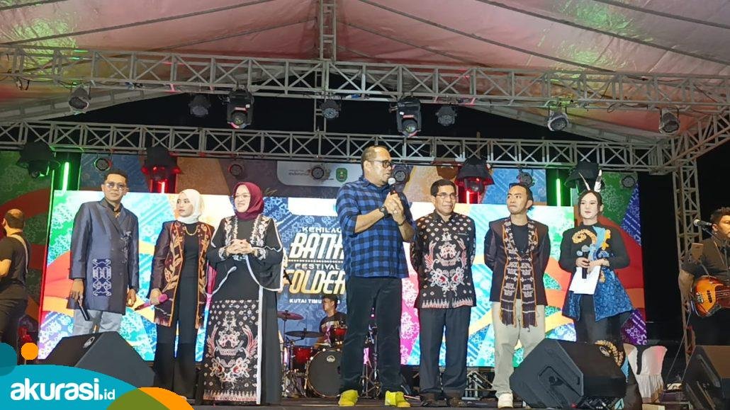 Artis Zinidin Zidan Hadiri Malam Puncak Kemilau Batik Festival Polder Kutai Timur