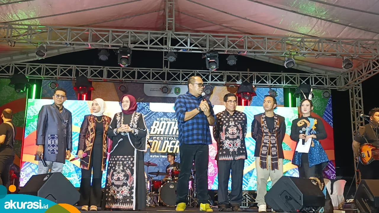 Artis Zinidin Zidan Hadiri Malam Puncak Kemilau Batik Festival Polder Kutai Timur