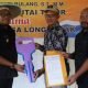 Kunker ke Pedalaman Kutim, Kasmidi Bulang Serahkan Bantuan Mobil Ambulans