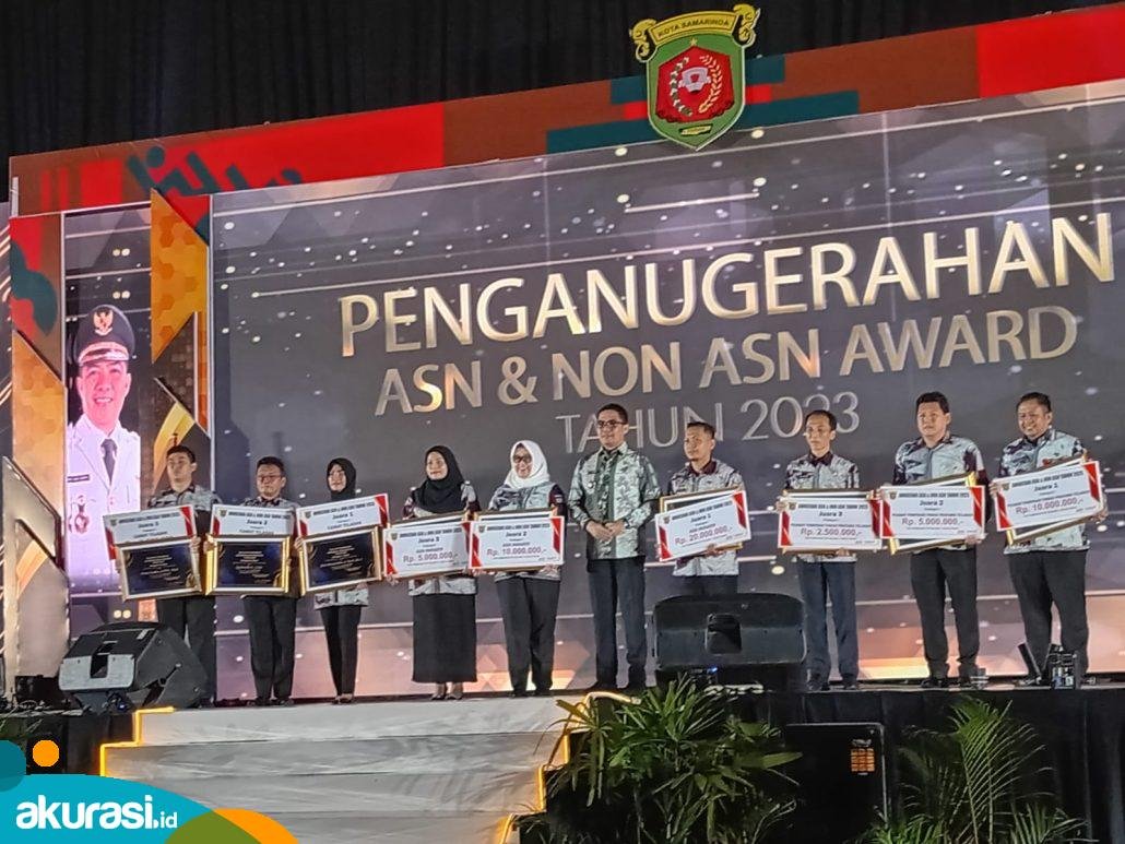 Kadisporapar Terima Penghargaan Pejabat Pimpinan Teladan Terbaik di Samarinda