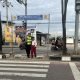 Pengaturan Lalu Lintas, Polisi Menyeberangkan Anak Sekolah di Pagi Hari