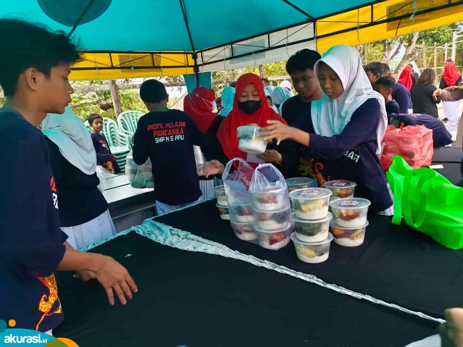 Implementasi Program SLP, Ketua PKK PPU Apresiasi SMP 5 Penajam Bagi Makanan Bergizi