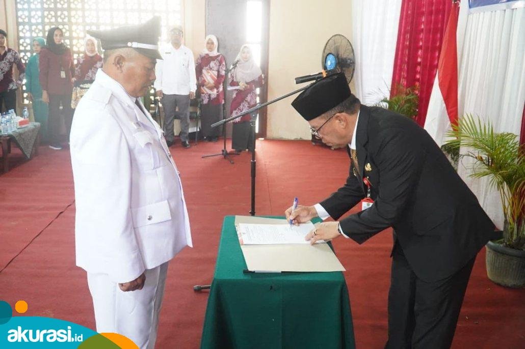 Makmur Lantik Kades Sukaraja, Pj Bupati PPU Tekankan Pentingnya Tanggung Jawab