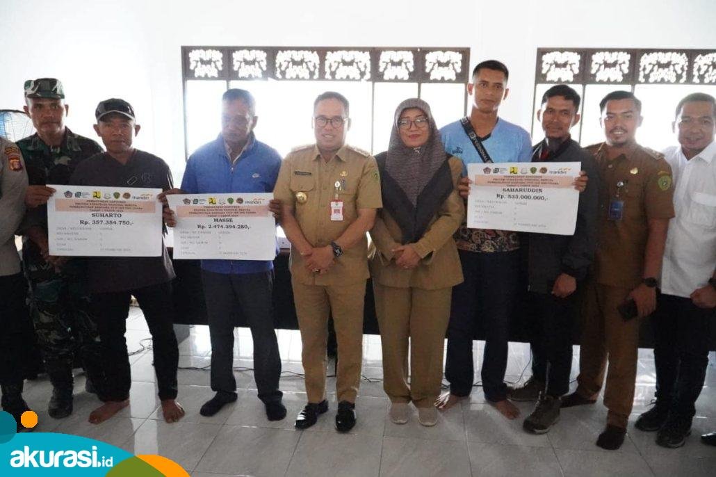 Makmur Marbun Menyerahkan Ganti Rugi Tahap Pertama Bandara VVIP IKN