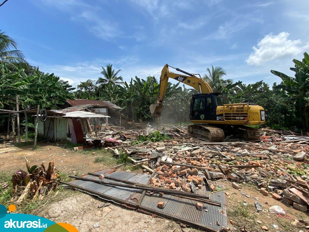 Warga Trauma, Rumah Pelaku Pembunuhan Satu Keluarga di PPU Dirobohkan