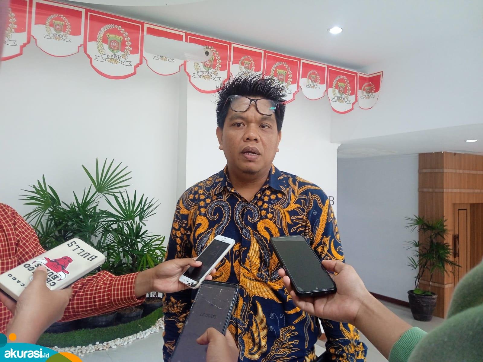 Ketua KPU Samarinda, Firman Hidayat, ketika diwawancarai.