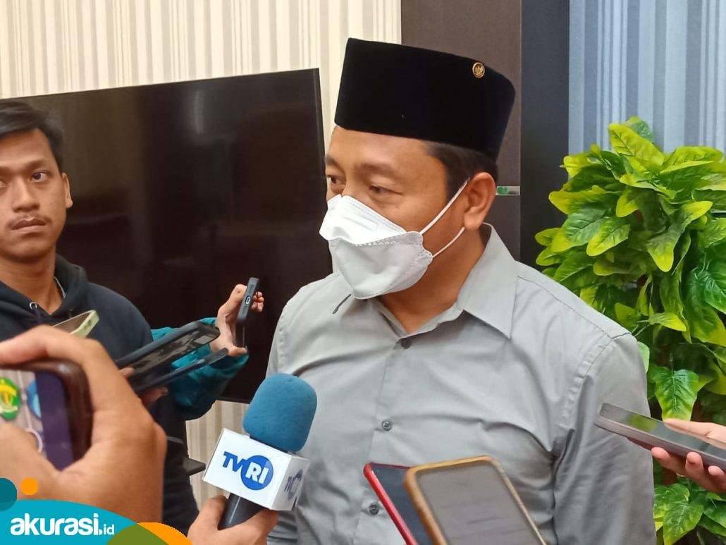 Kepala DPMPTSP Kaltim, Puguh Harjanto, ketika diwawancarai. (Yasinta Erikania Daniartie/Akurasi.id)