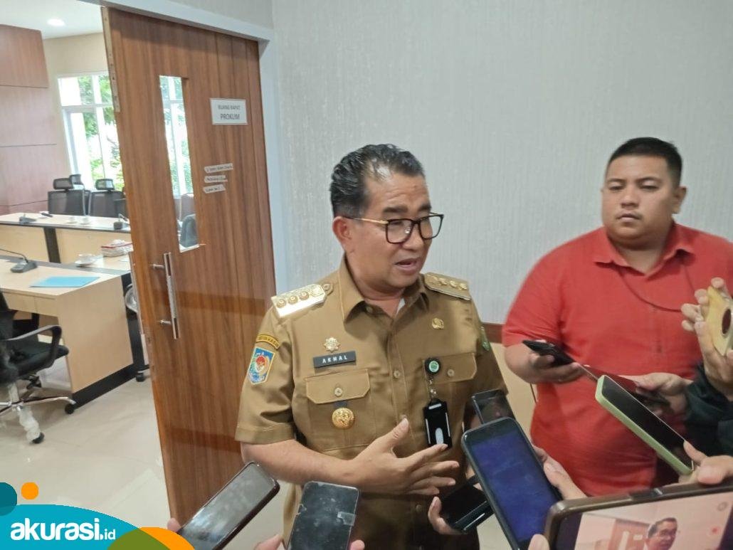 Pj Gubernur Kaltim melakukan sidak ke Kantor DLH Kaltim. (Yasinta Erikania Daniartie/Akurasi.id)