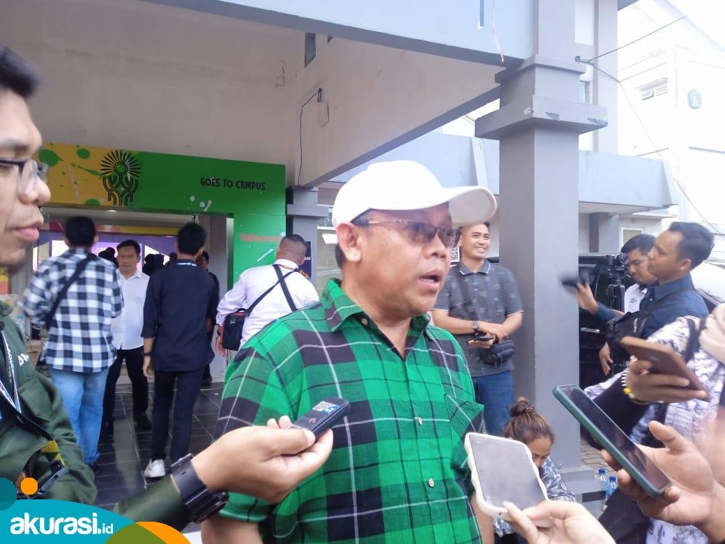 Rektor Universitas Mulawarman, Abdunnur, ketika diwawancarai mengenai kasus kekerasan seksual. (Yasinta Erikania Daniartie/Akurasi.id)