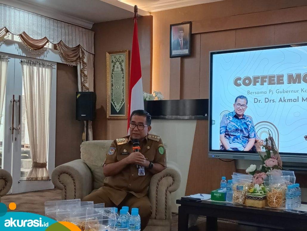 Pj Gubernur Kaltim, Akmal Malik, ketika diwawancarai. terkait mahalnya harga beras. Ia pun menyarankan nasi kuning diganti singkong. (Yasinta Erikania Daniartie/Akurasi.id)