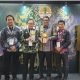 Wali Kota Bontang Basrie Rase saat menerima Piala Adipura Kencana untuk ketiga kalinya. (Intagram Prokopim.bontang)