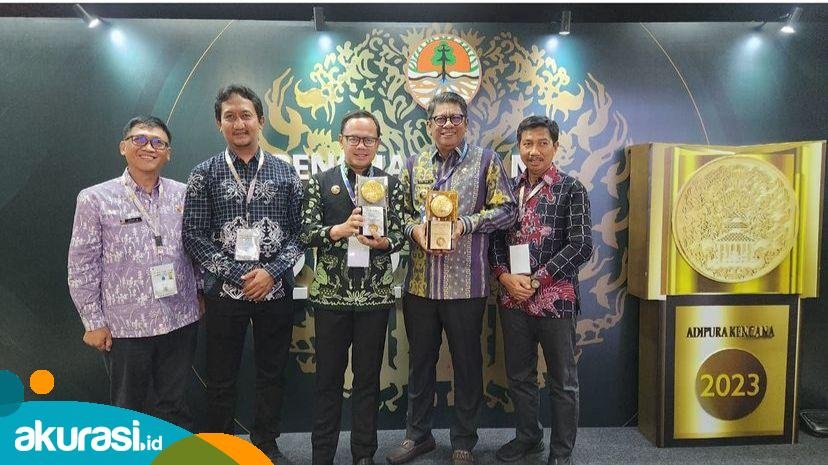 Wali Kota Bontang Basrie Rase saat menerima Piala Adipura Kencana untuk ketiga kalinya. (Intagram Prokopim.bontang)