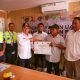 Penjabat (Pj) Bupati Penajam Paser Utara (PPU), Makmur Marbun saat menyerahkan gati rugi kepada masyarakat terdampak proyek pembangunan Bandara VVIP Ibu Kota Nusantara (IKN) di kelurahan gersik, Kecamatan Penajam, PPU, Rabu (6/3/2024). (Doc. Humas PPU)