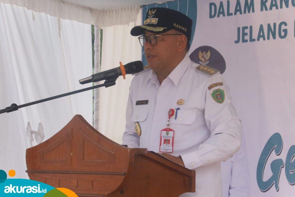 Pj Bupati PPU Makmur Marbun memberikan sambutan di acara Gerakan Pangan Murah yang di gelar Halaman Kantor Kecamatan Waru, Rabu (6/3/2024). Ia memastikan ketersediaan pangan aman selama Ramadan. (Doc. Humas PPU).