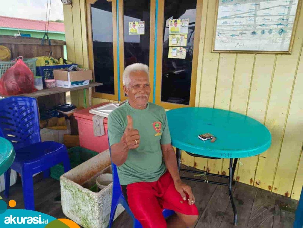 Dumri (70) salah satu nelayan Pantai Lango. (Muhammad Zulkifli/Akurasi.id)