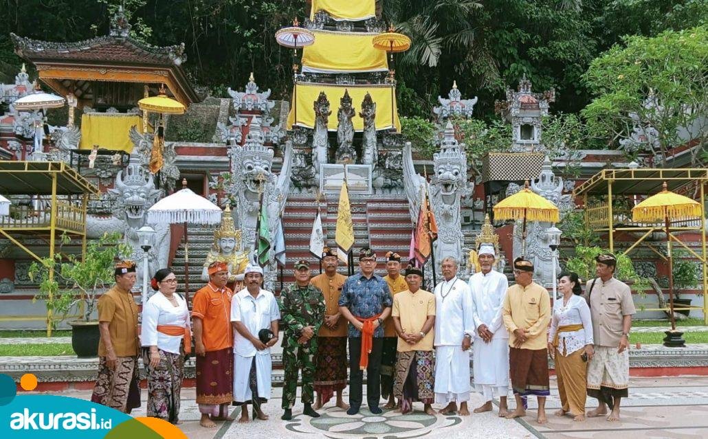 Wali Kota Samarinda Andi Harun bersama pengurus Pura melakukan foto bersama di Pura Jagat Hita Kirana umat Hindu, di Samarinda (Istimewa)