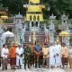 Wali Kota Samarinda Andi Harun bersama pengurus Pura melakukan foto bersama di Pura Jagat Hita Kirana umat Hindu, di Samarinda (Istimewa)