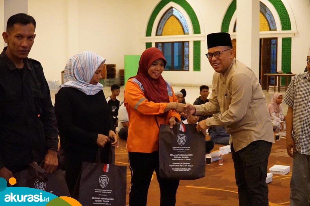 Momen sahur bersama Pj Bupati PPU dan pasukan oranye DLH. (Doc. Humas PPU)