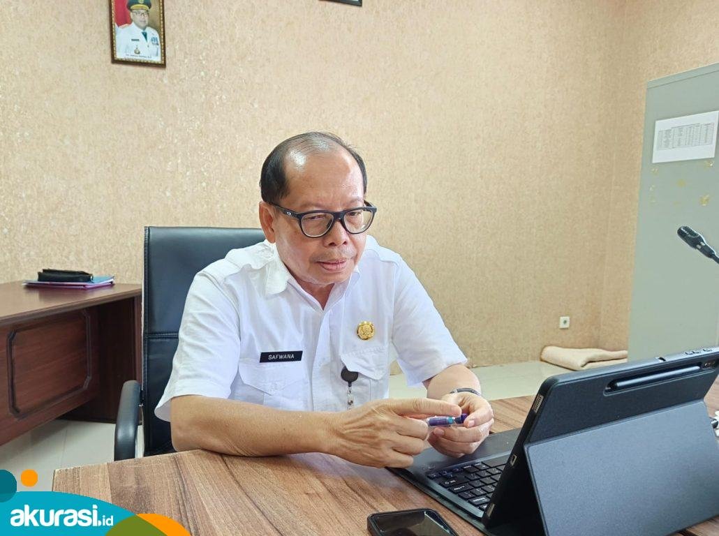 Kepala Dinas Lingkungan Hidup (DLH) Kabupaten Penajam Paser Utara (PPU) Safwana, ketika diwawancara terkait cara pertahankan Adipura. (Muhammad Zulkifli/Akurasi.id)