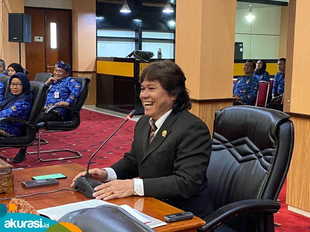 Anggota Komisi II DPRD Kota Bontang Nursalam saat mengomentari lokasi pembangunan tugu Adipura. (Nuraini/Akurasi.id)