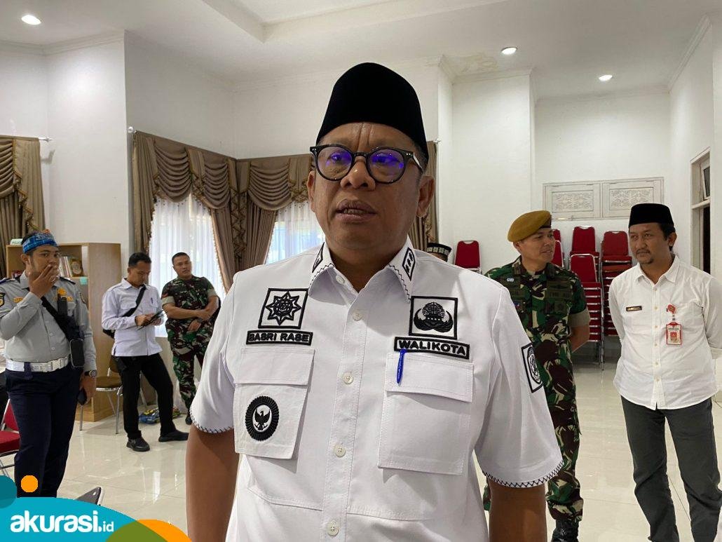 Wali Kota Bontang Basri Rase saat diwawancarai awak media. Dirinya menanggapi kritik terhadap kabar MTQ tingkat kota ditiadakan. (Nuraini/Akurasi.id)