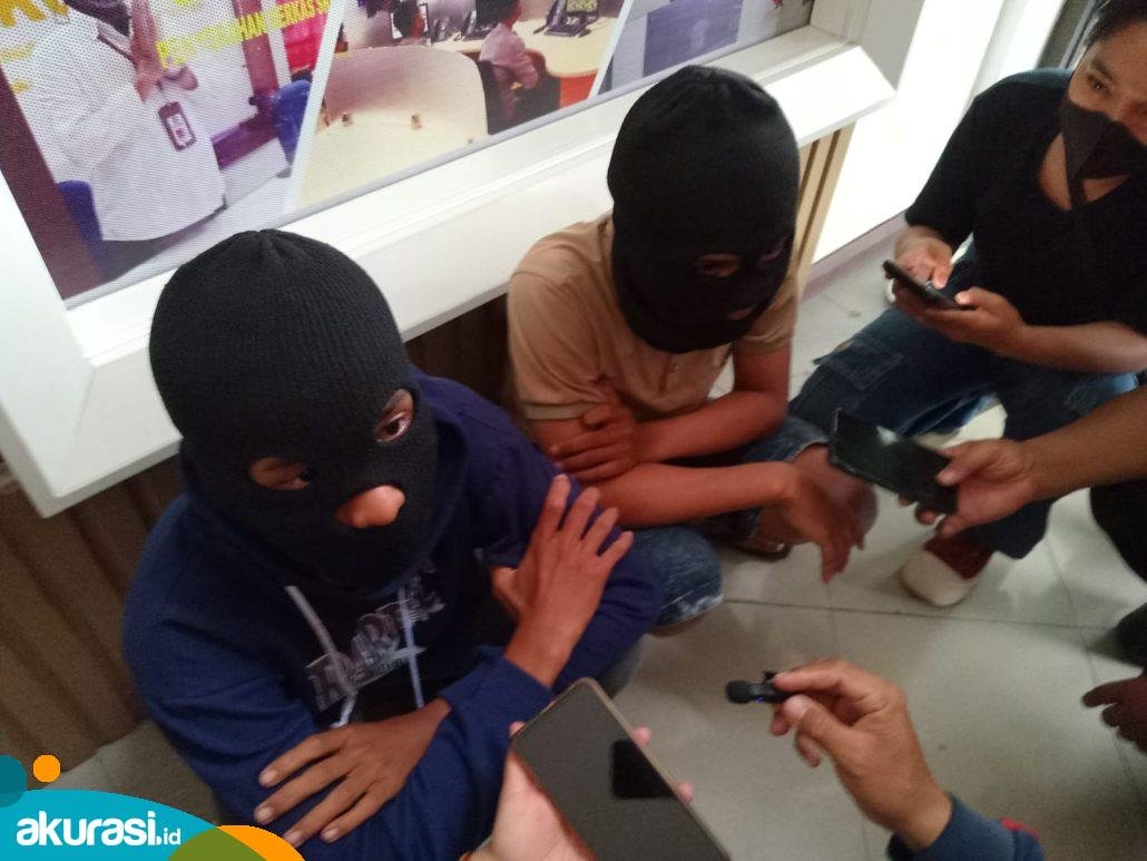 Dua pelaku tawuran bawa sajam yang sempat viral di media sosial berhasil diamankan petugas. (Yasinta Erikania Daniartie/Akurasi.id)