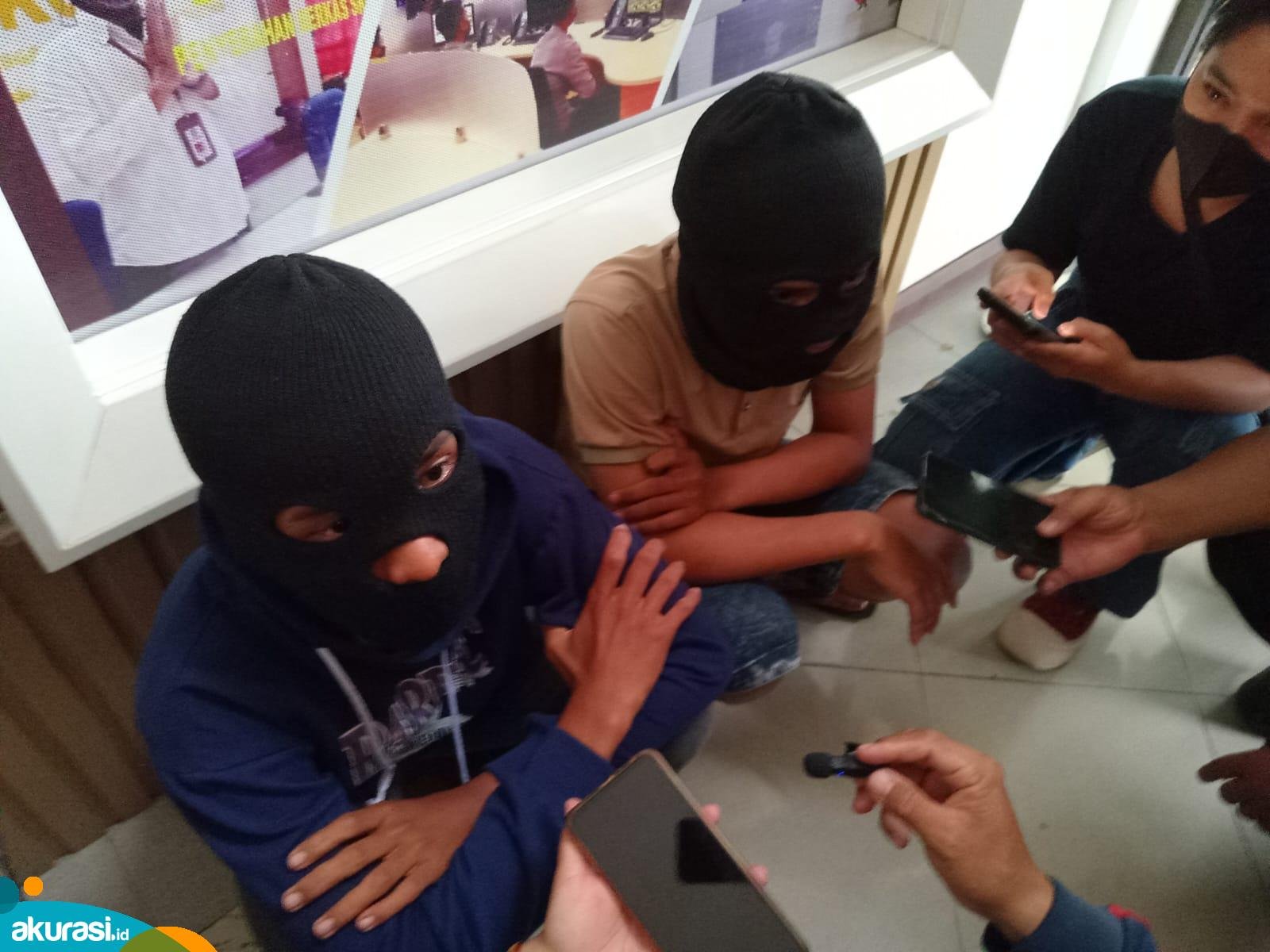 Dua pelaku tawuran bawa sajam yang sempat viral di media sosial berhasil diamankan petugas. (Yasinta Erikania Daniartie/Akurasi.id)