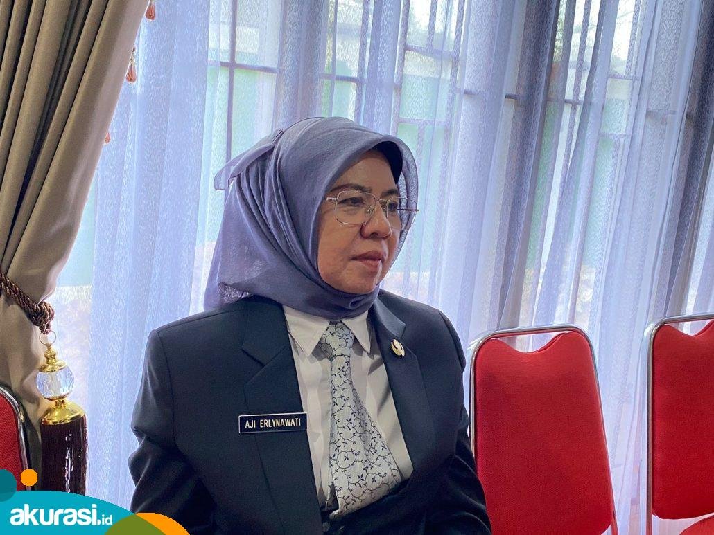 Sekretaris Daerah (Sekda) Kota Bontang, Aji Erlynawati saat diwawancarai terkait masalah di sungai Kelurahan Guntung. (Nuraini/Akurasi.id)